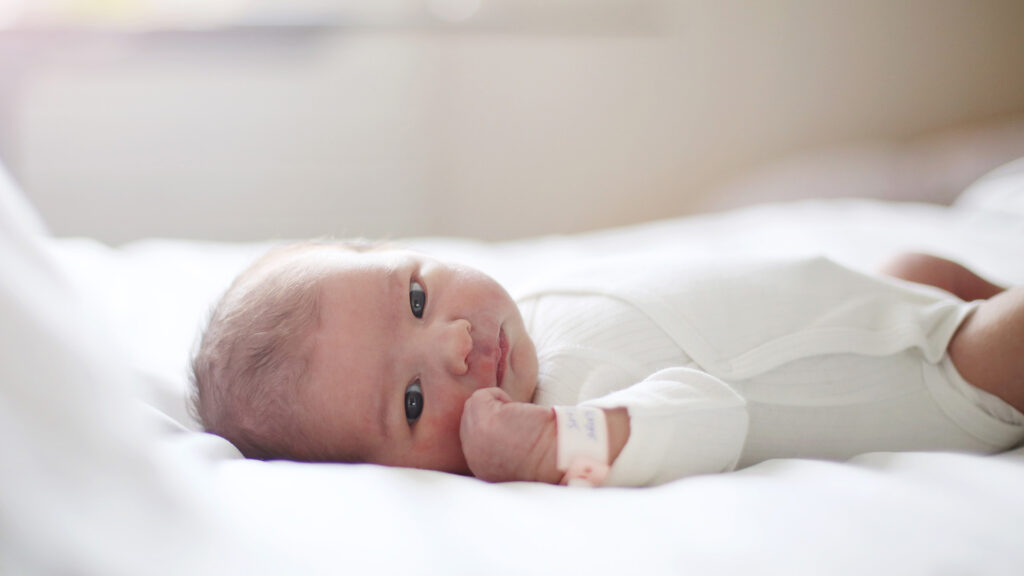 Újszülött baba az ágyon