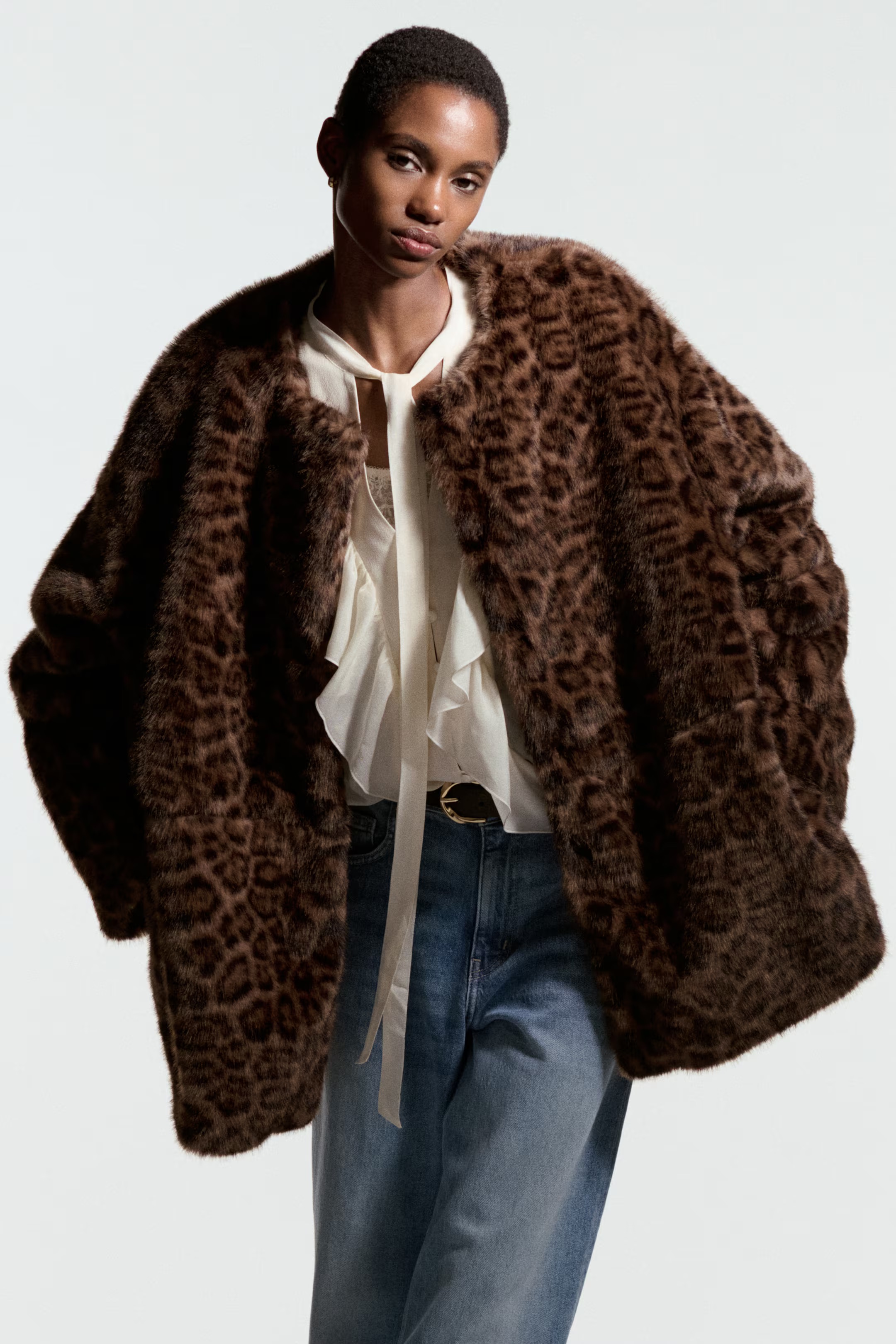 Leopárdmintás kabátot viselő modell