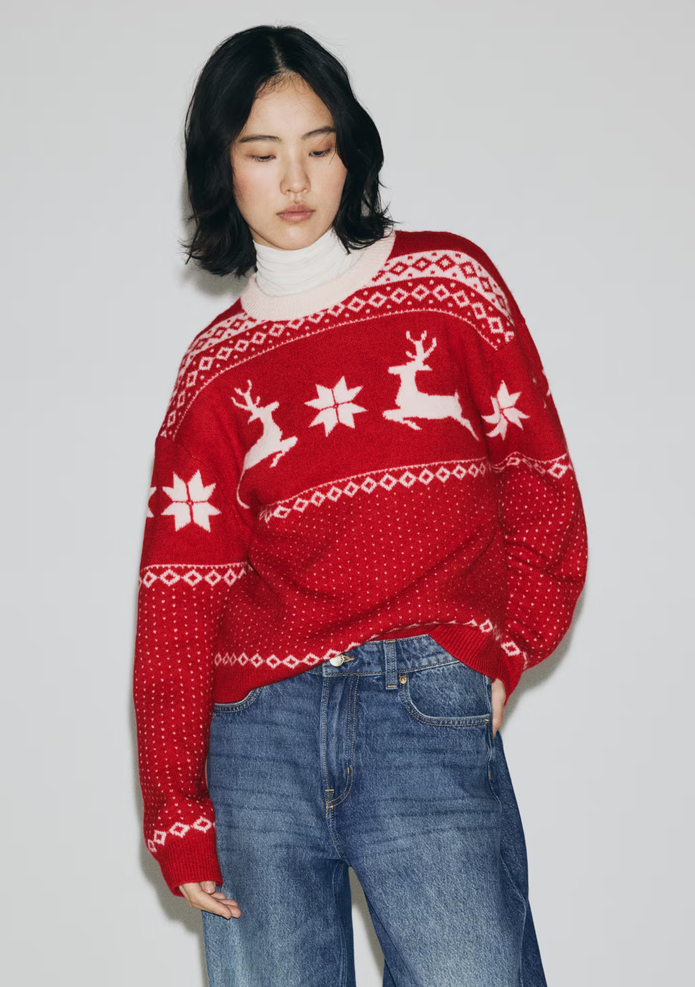 Karácsonyi pulóvert viselő modell