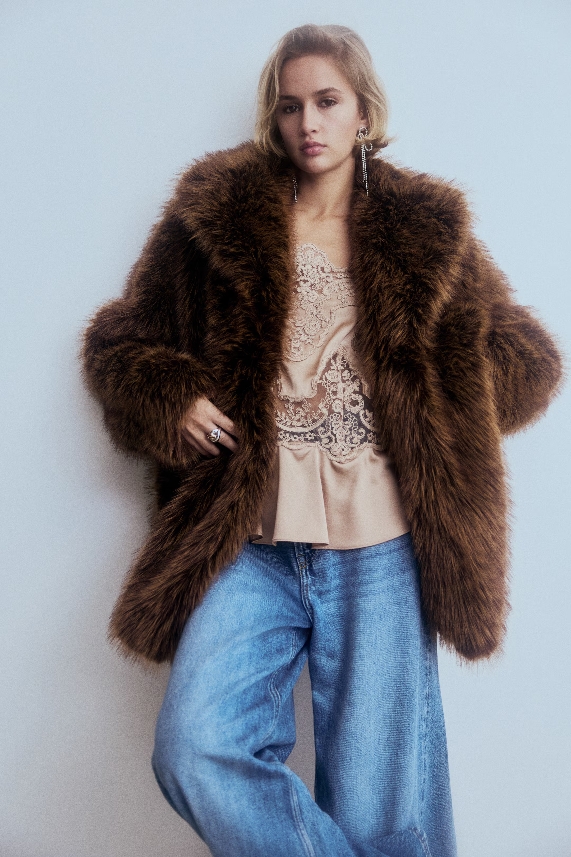 Műszőrme kabátot viselő modell