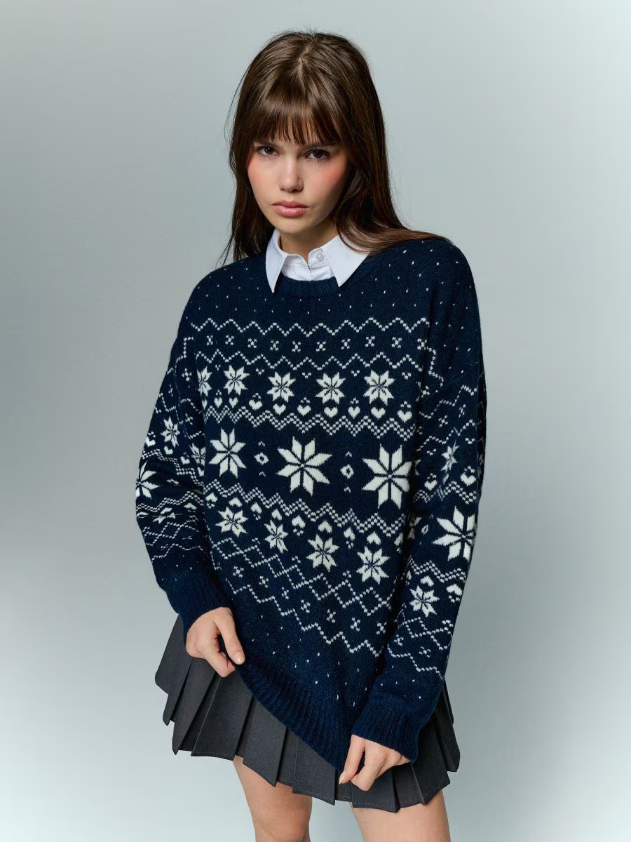 Karácsonyi pulóvert viselő modell