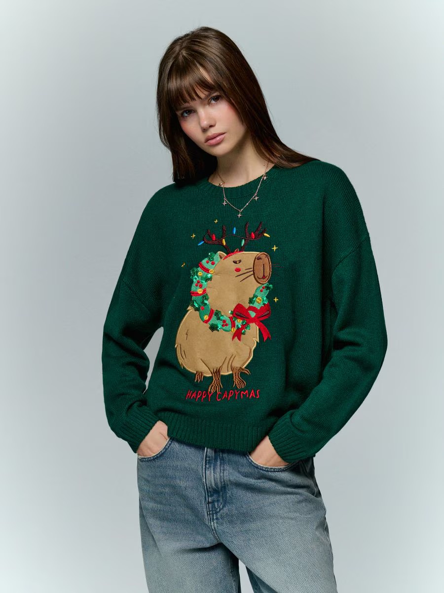 Karácsonyi pulóvert viselő modell