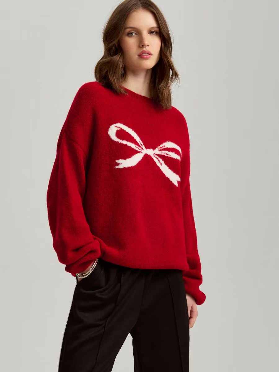 Karácsonyi pulóvert viselő modell