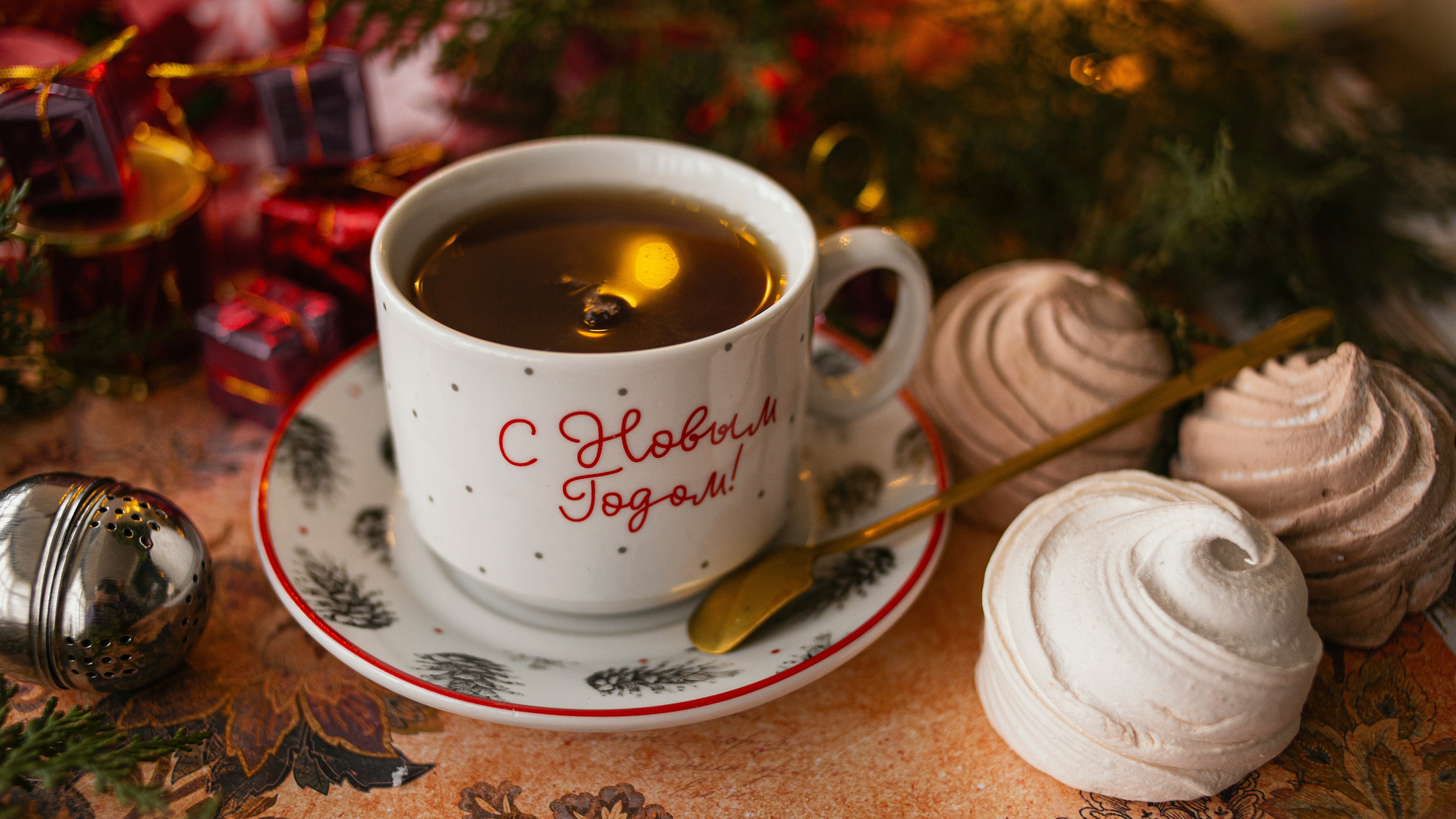 Egy csésze tea karácsonyi díszek mellett