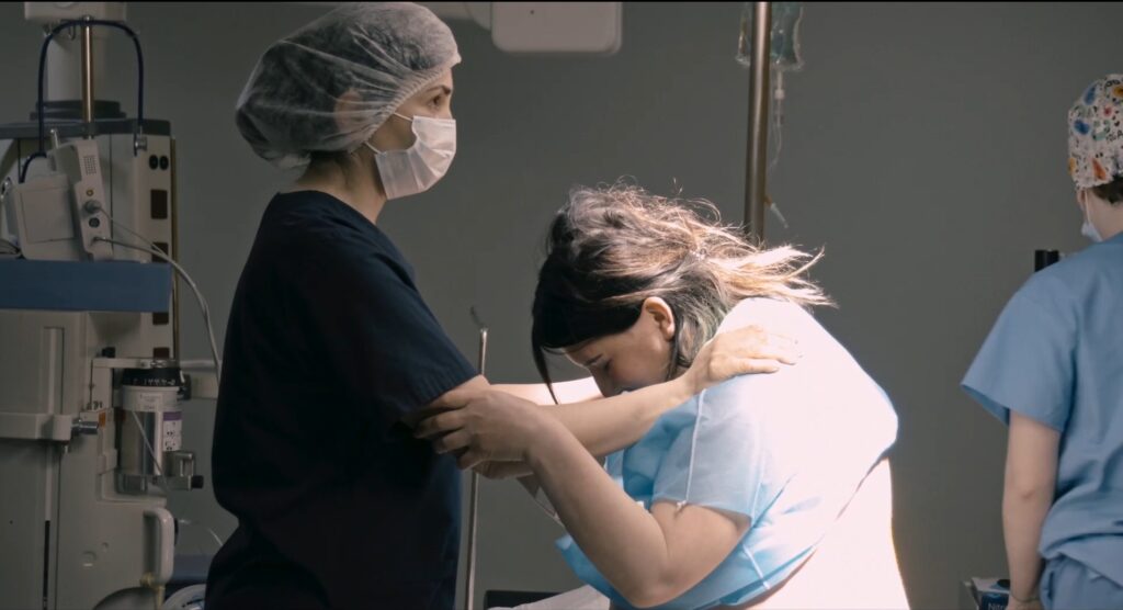 Zhana története, aki másoknak szült, hogy saját lányáról tudjon gondoskodni