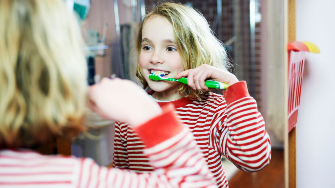 kislány fogat mos, fotó: Pexels