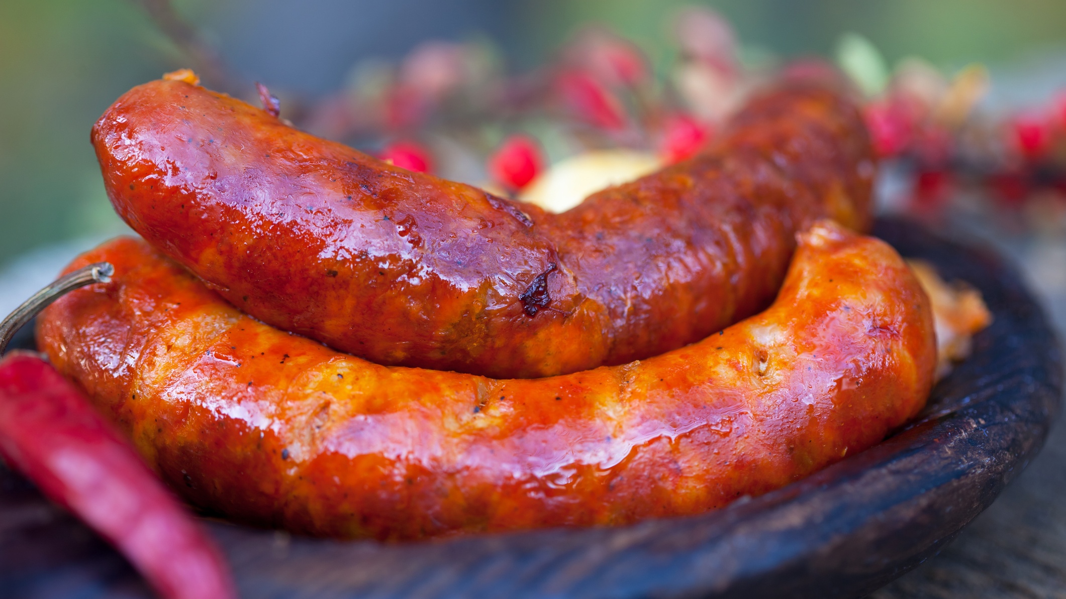 5 perces, meglepő trükkel lesz szuperszaftos a sült kolbász