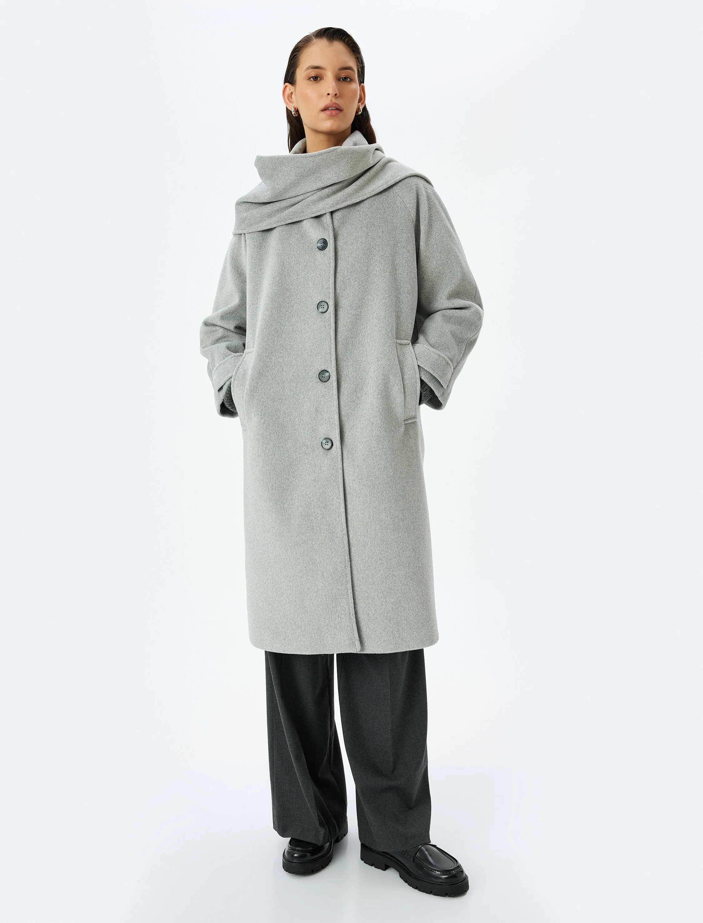 Sálgalléros kabátot viselő modell