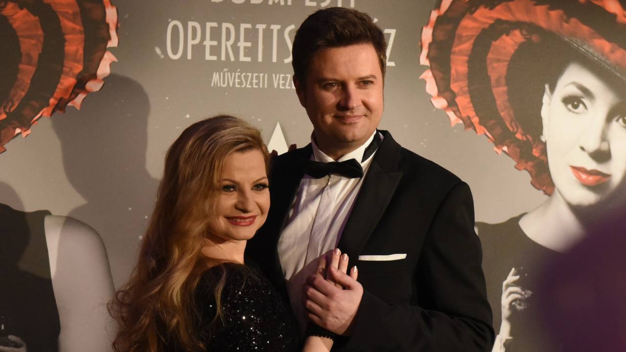 A tragikus hirtelenséggel elhunyt Vadász Zsolt özvegye és Peller Károly együtt sírtak a stúdióban