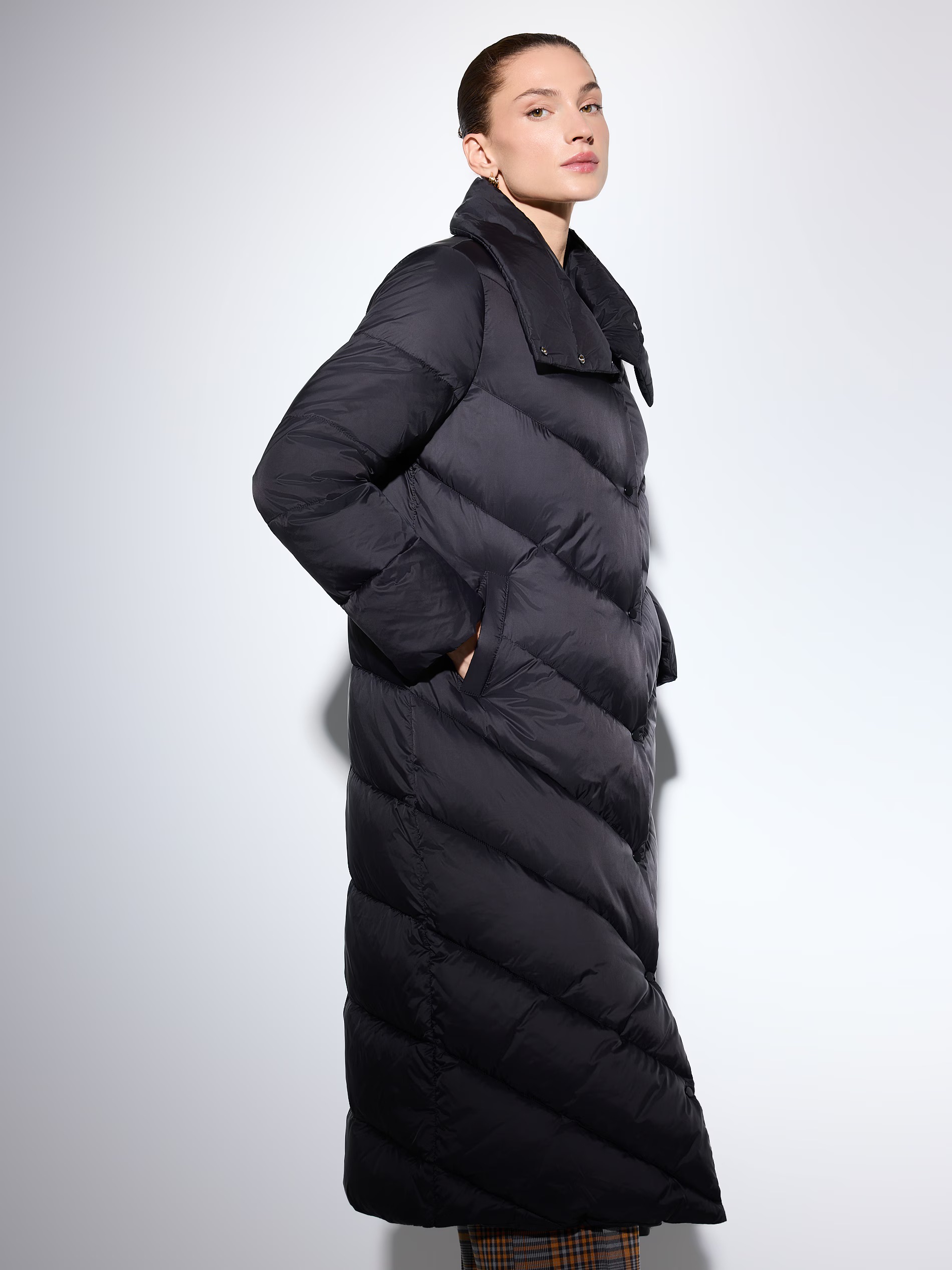 Pufikabátot viselő modell