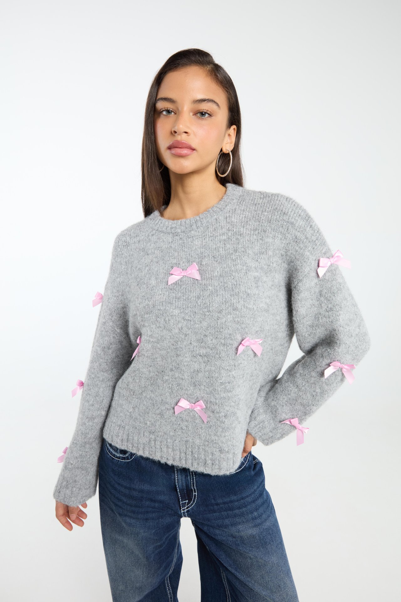 Karácsonyi pulóvert viselő modell