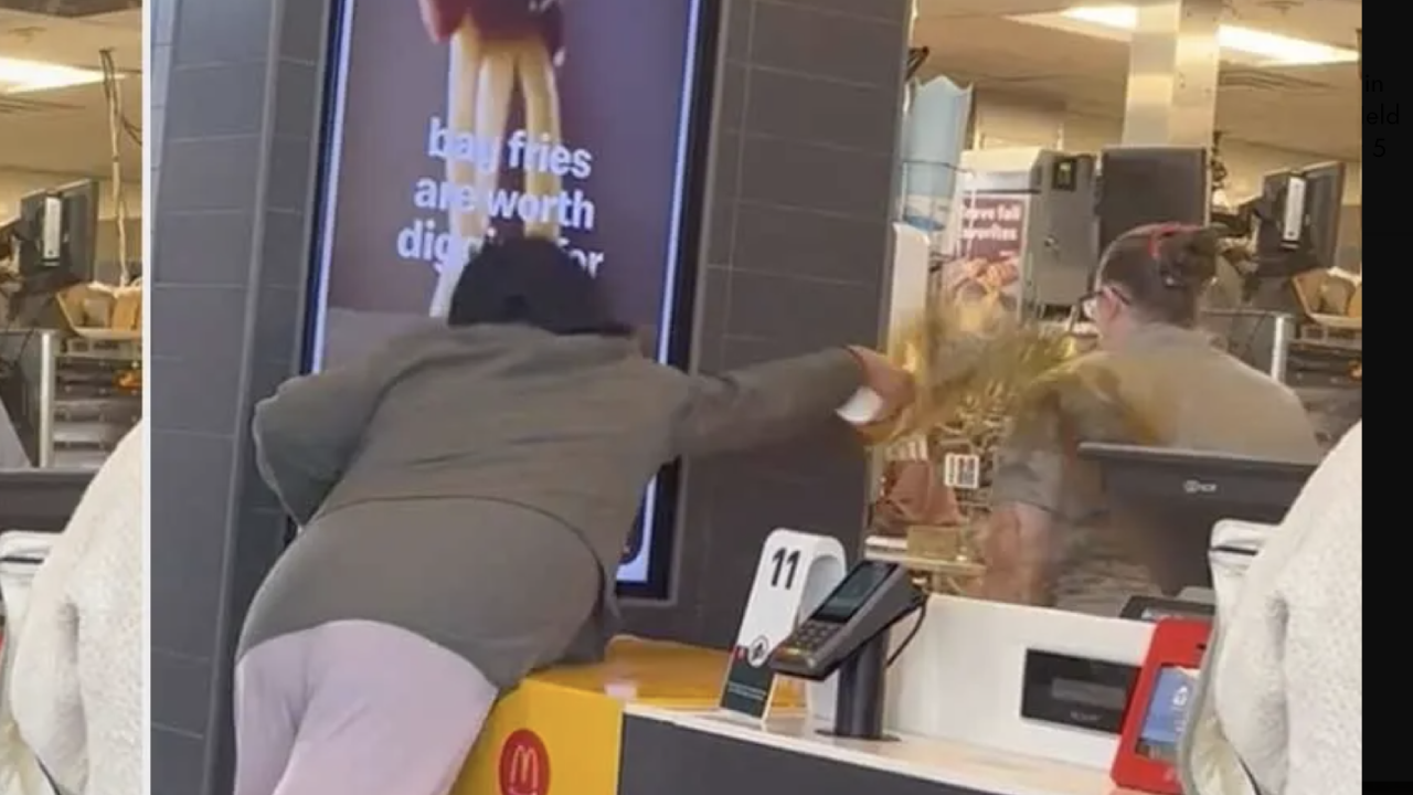 Hozzávágta a forró kávét a McDonald’s dolgozójához, majd elmenekült – videó