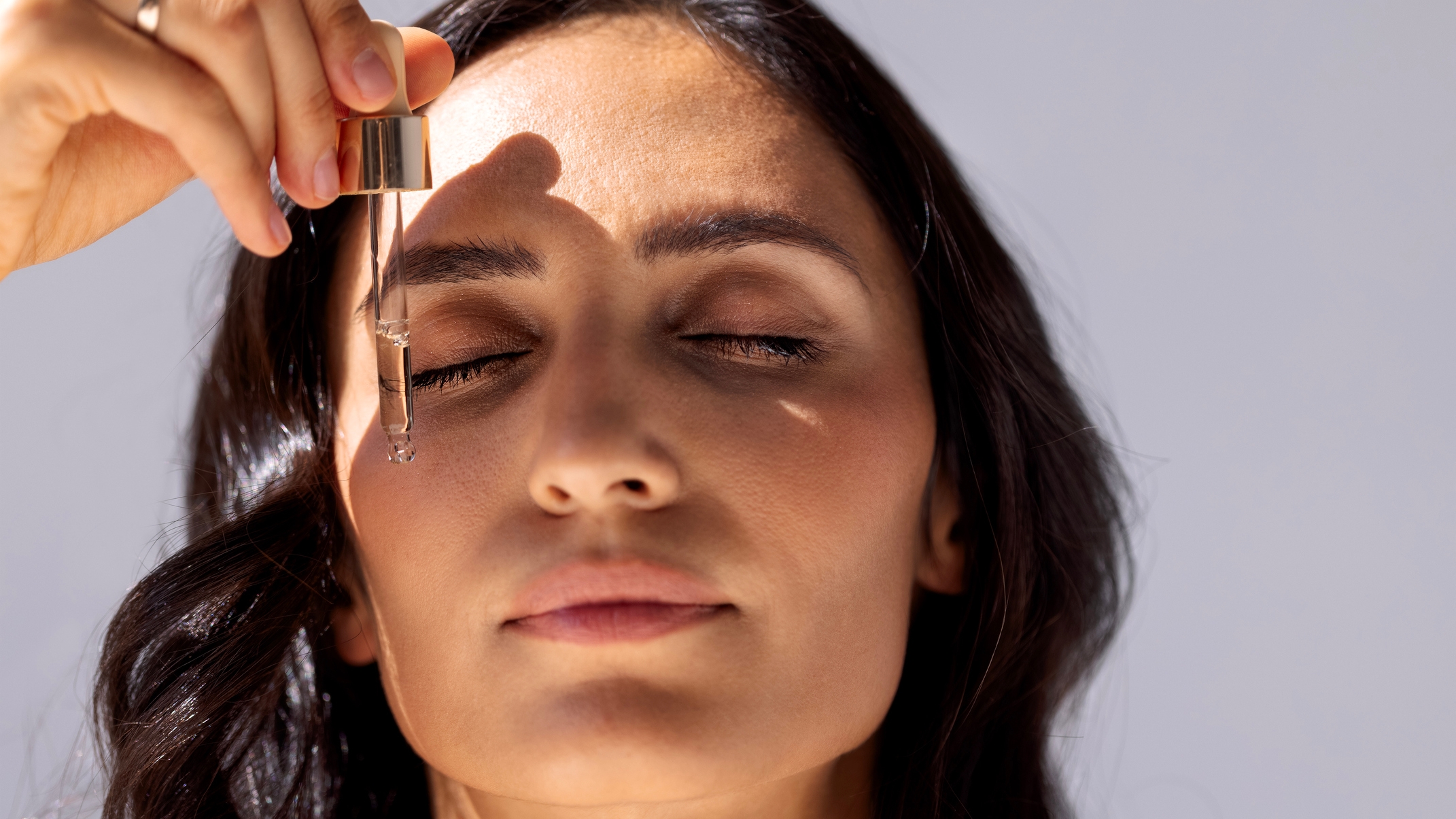 Nő szérumot használ