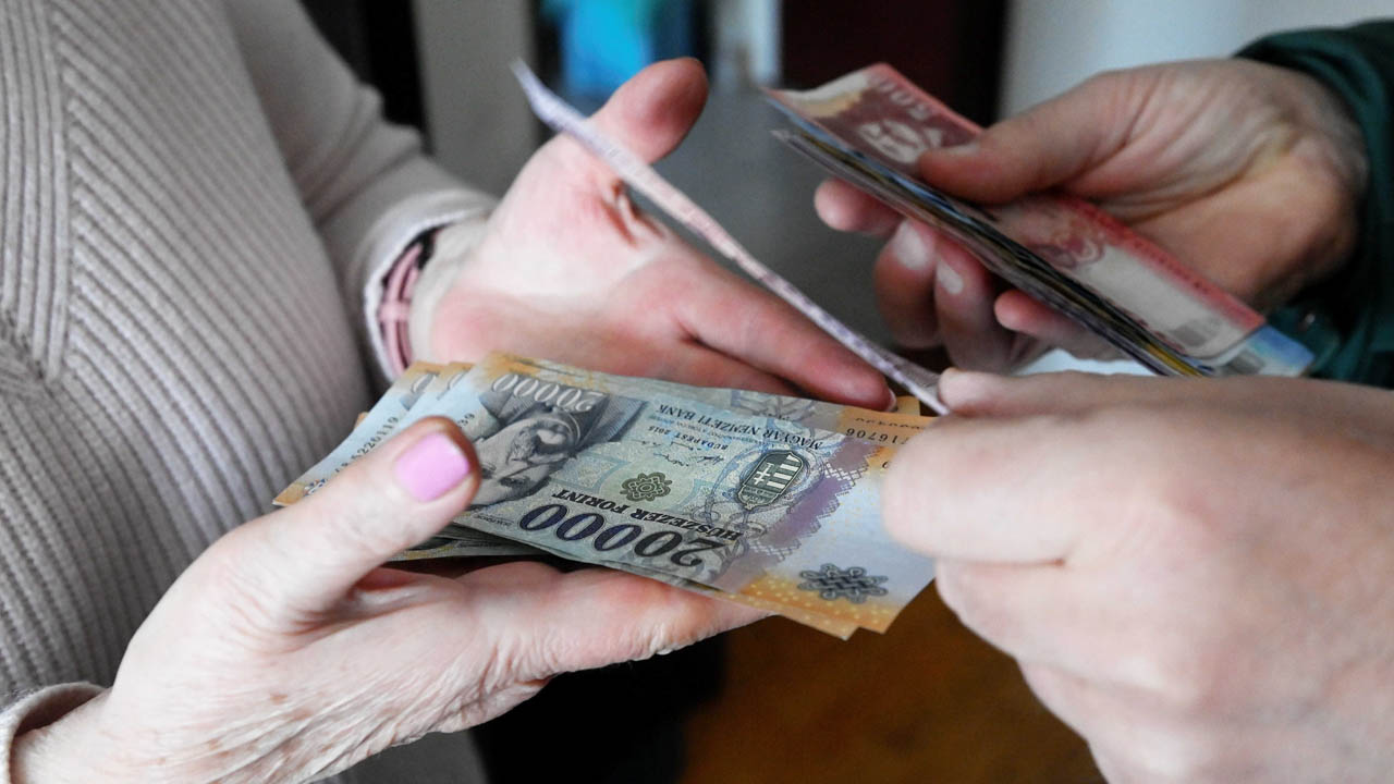 Előbb érkezik a decemberi nyugdíj, de van egy rossz hír is
