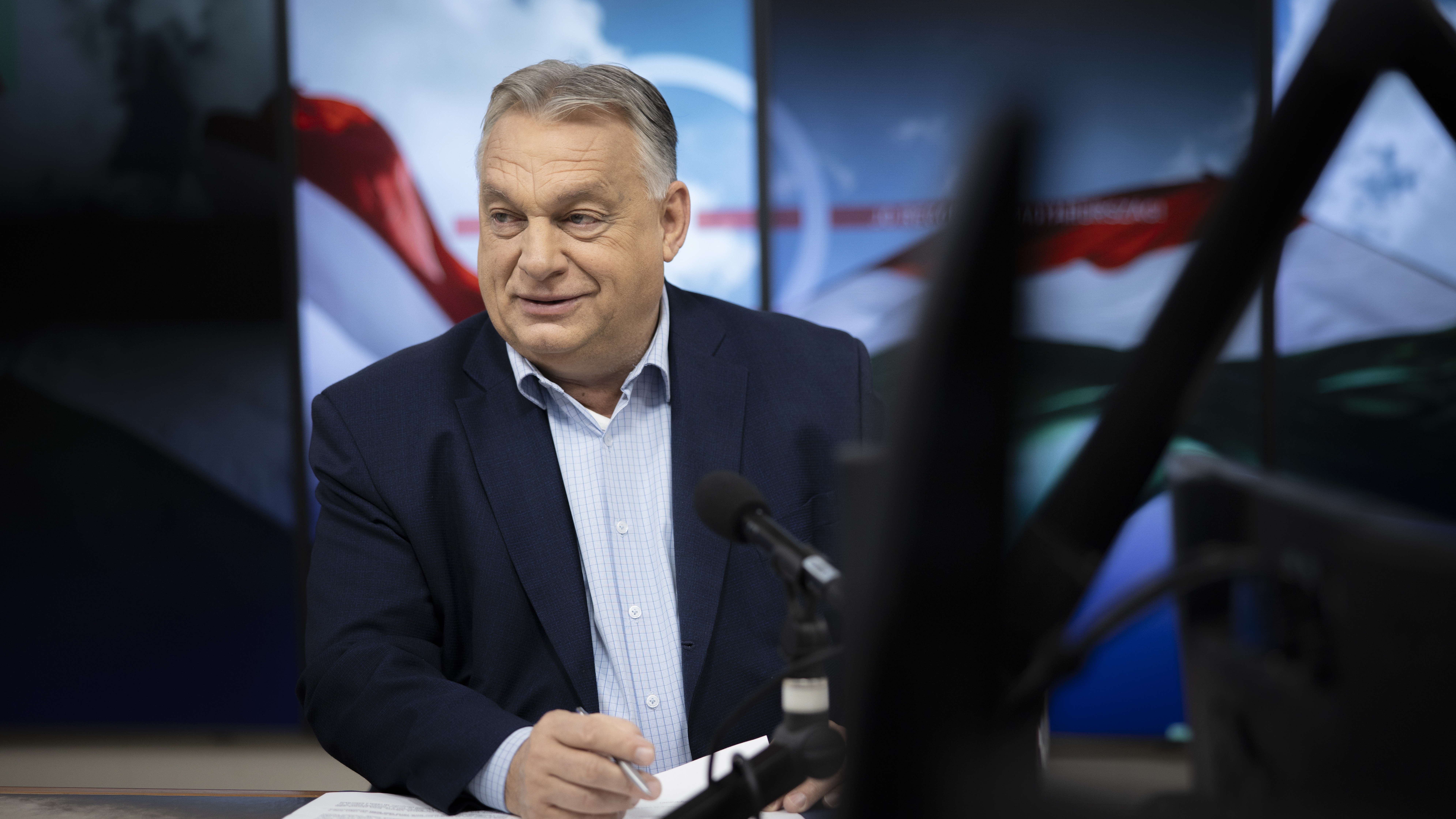 Ezt „látta bele” a ChatGPT Orbán Viktor firkálásába: meglepő elemzés készült a miniszterelnök rajzáról