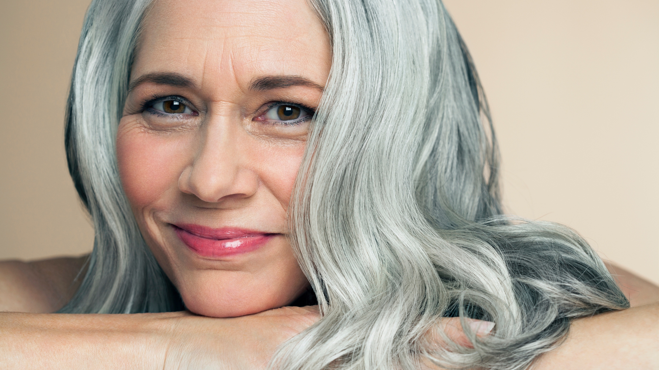 Így ápold az ősz hajad a hideg hónapokban!