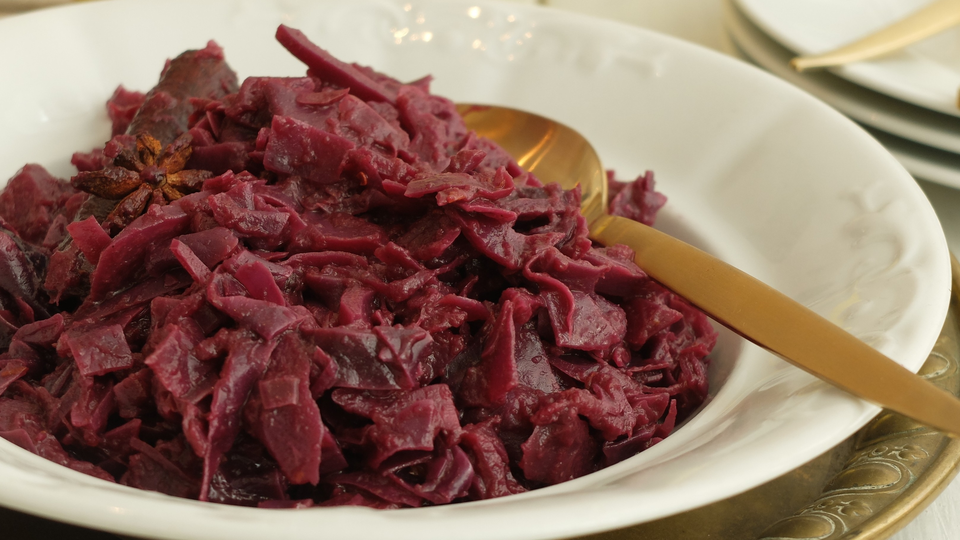 Párolt lilakáposzta almával