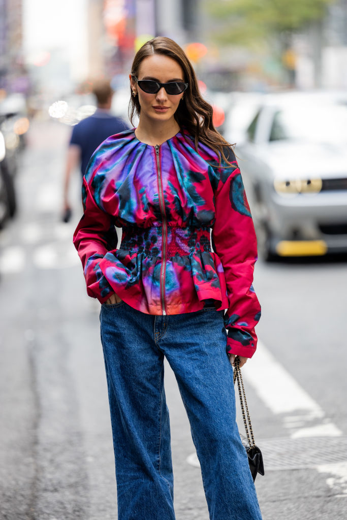 Derékfodros öltözéket viselő nő az utcán