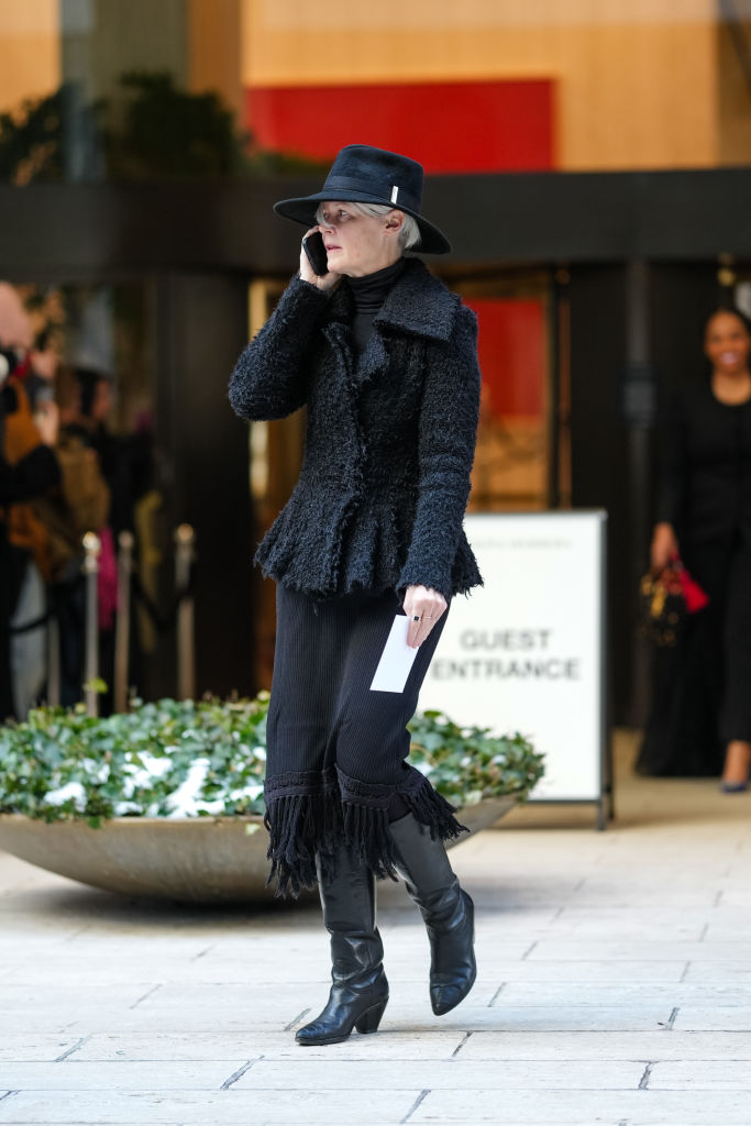 Derékfodros öltözéket viselő nő az utcán