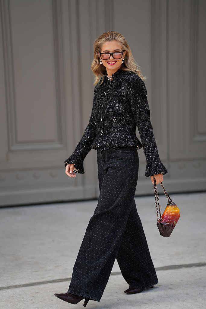 Derékfodros öltözéket viselő nő az utcán