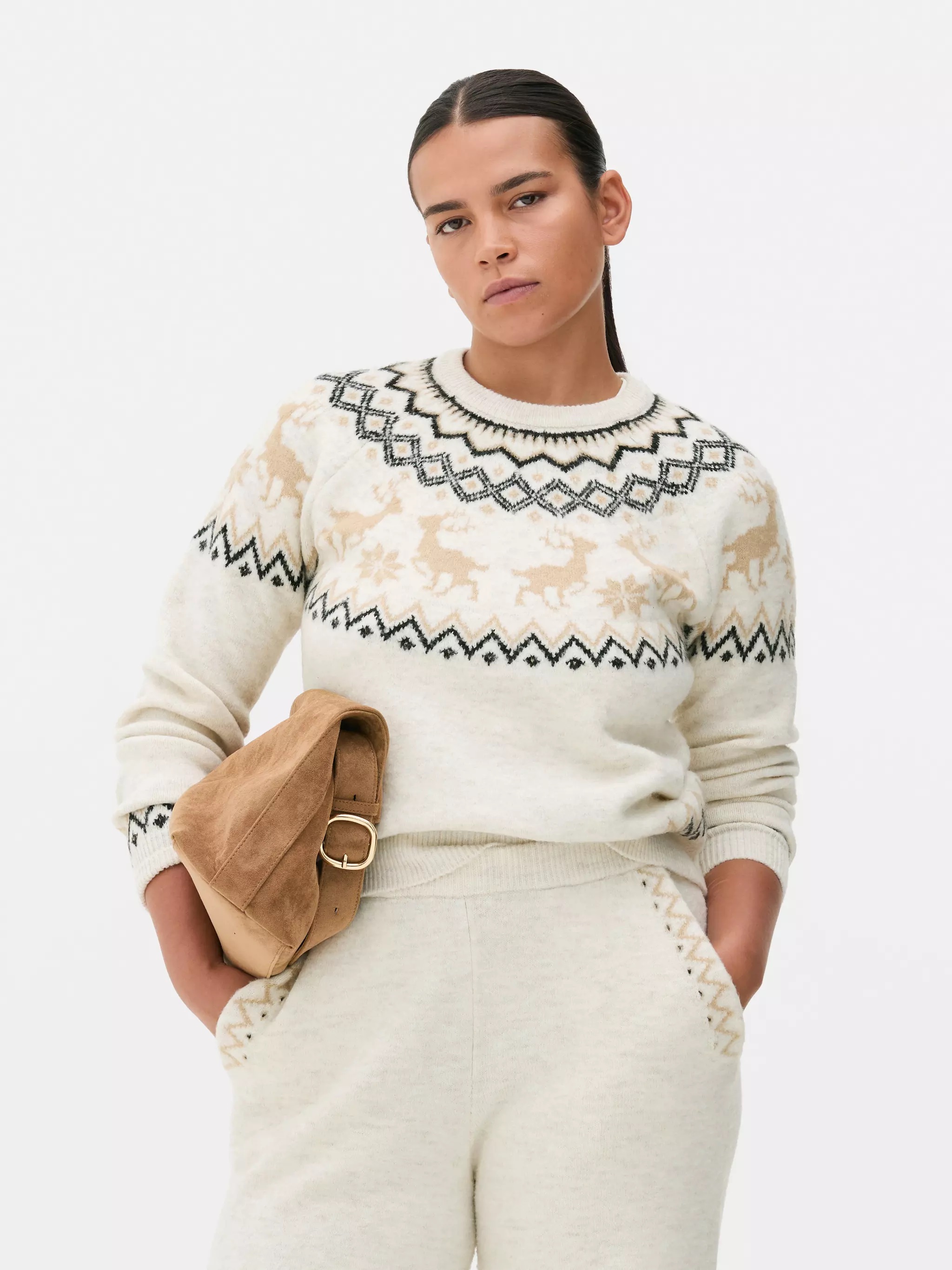 Karácsonyi pulóvert viselő modell