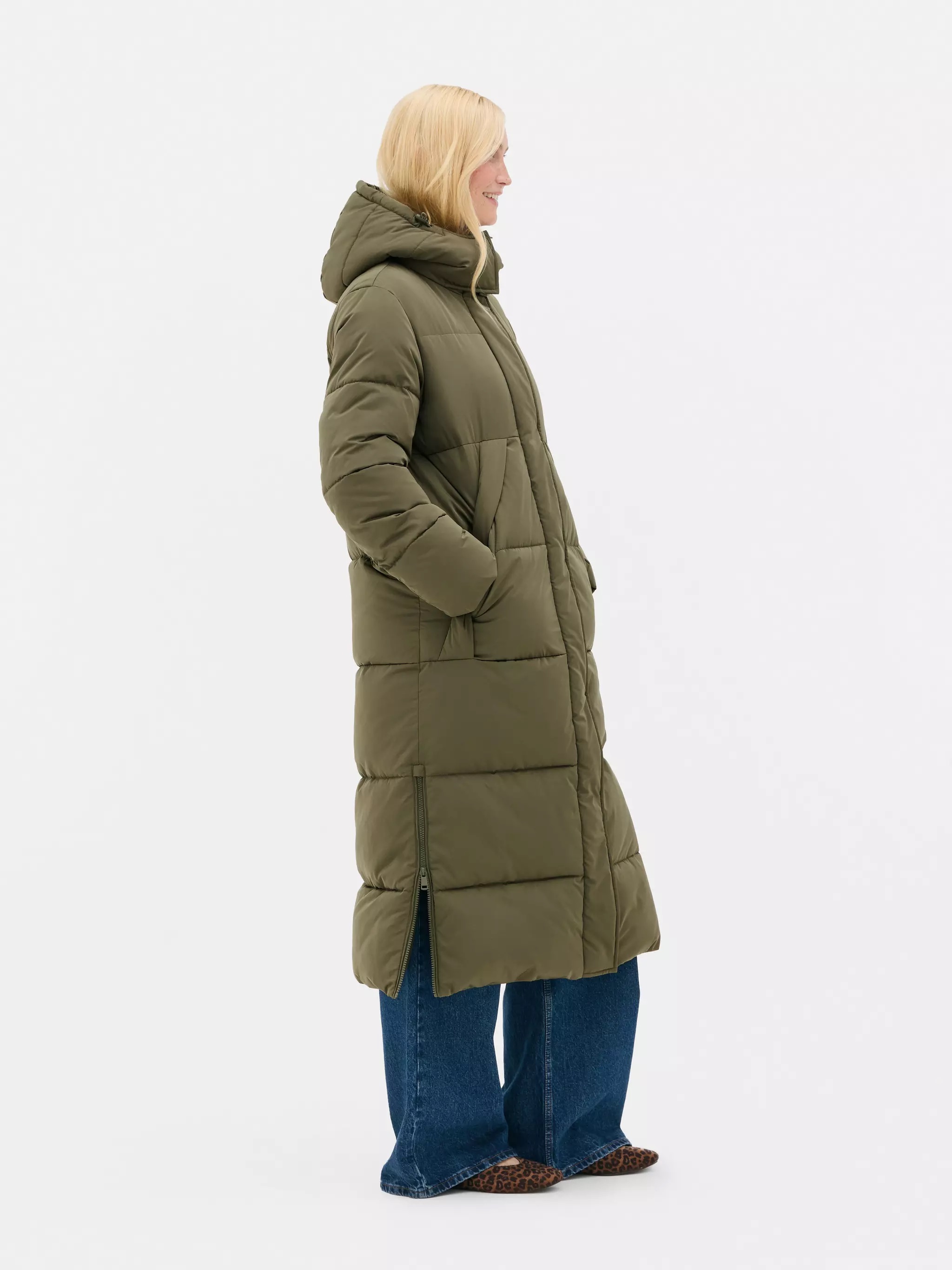 Pufikabátot viselő modell