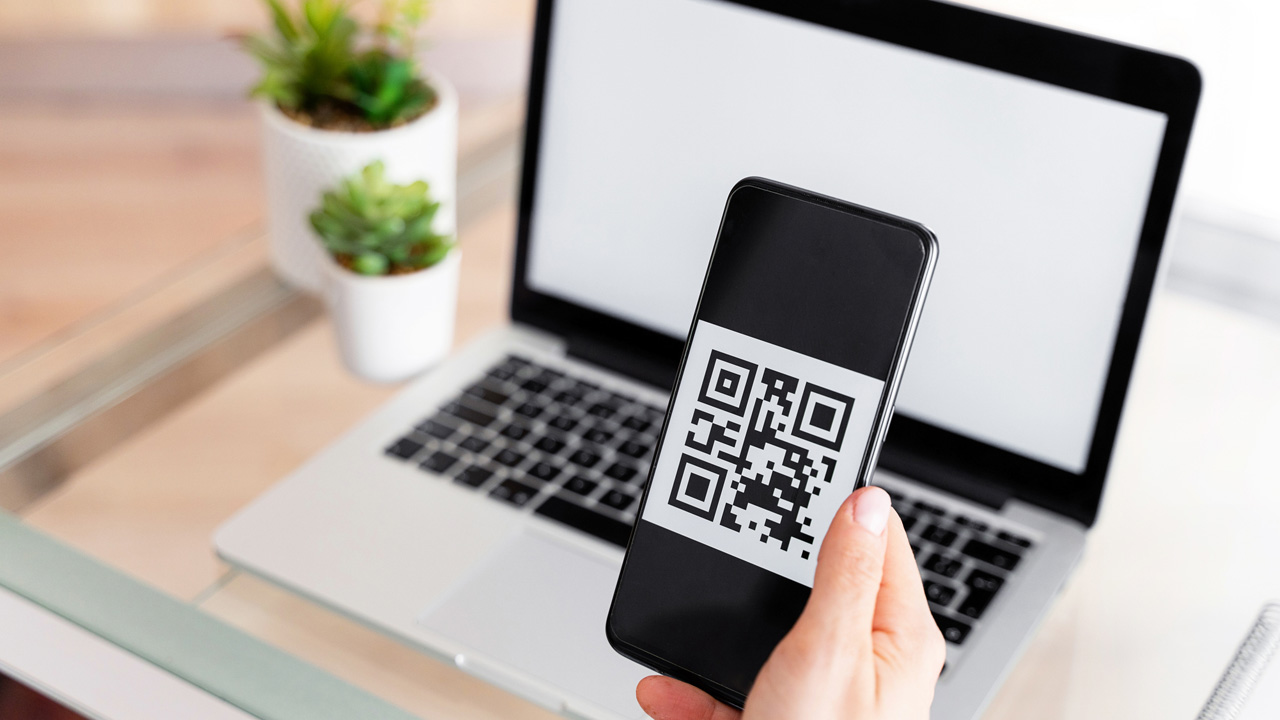 Beolvasta a QR-kódot a mobiljával, erre milliók tűntek el a számlájáról