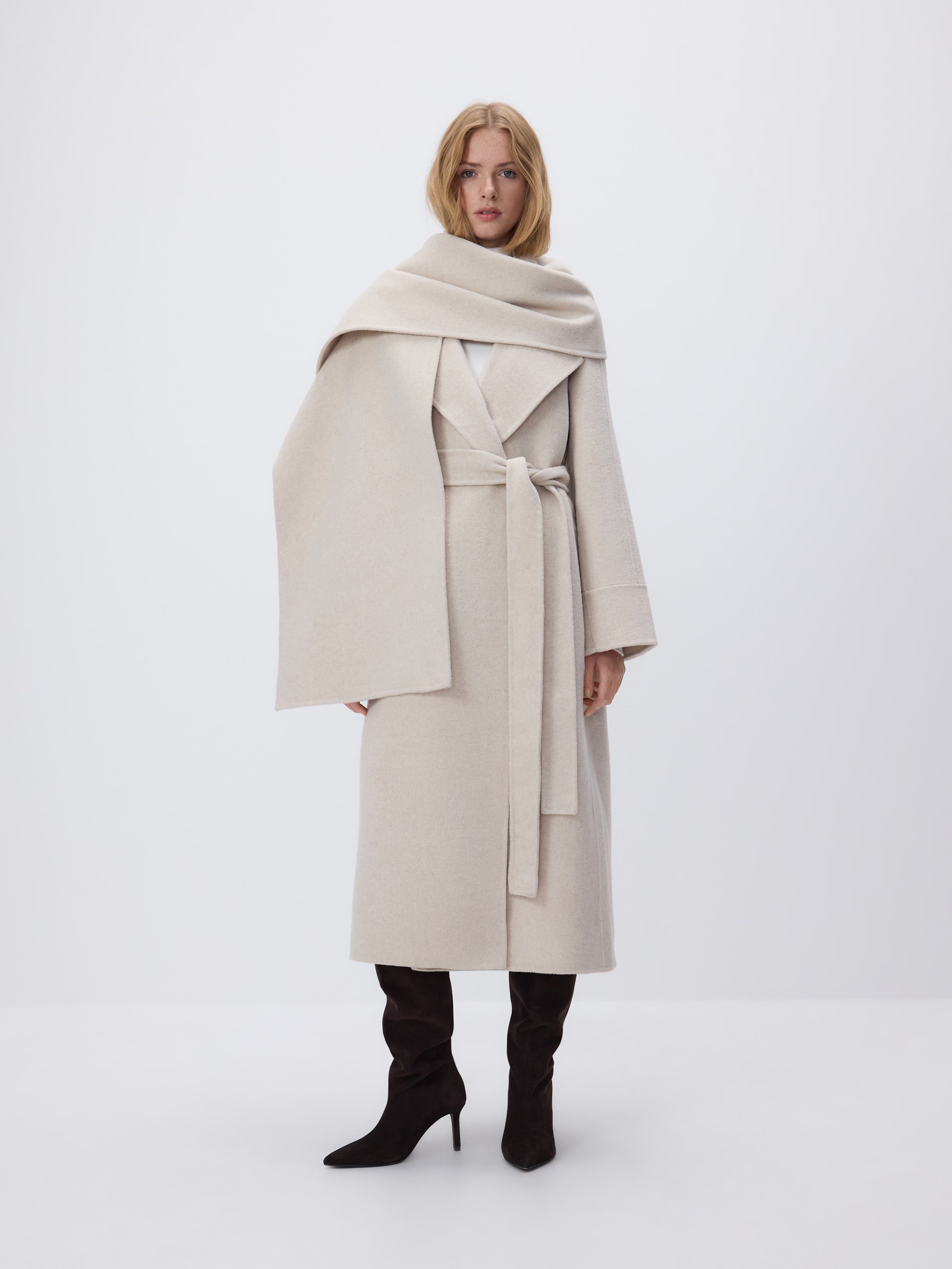 Sálgalléros kabátot viselő modell