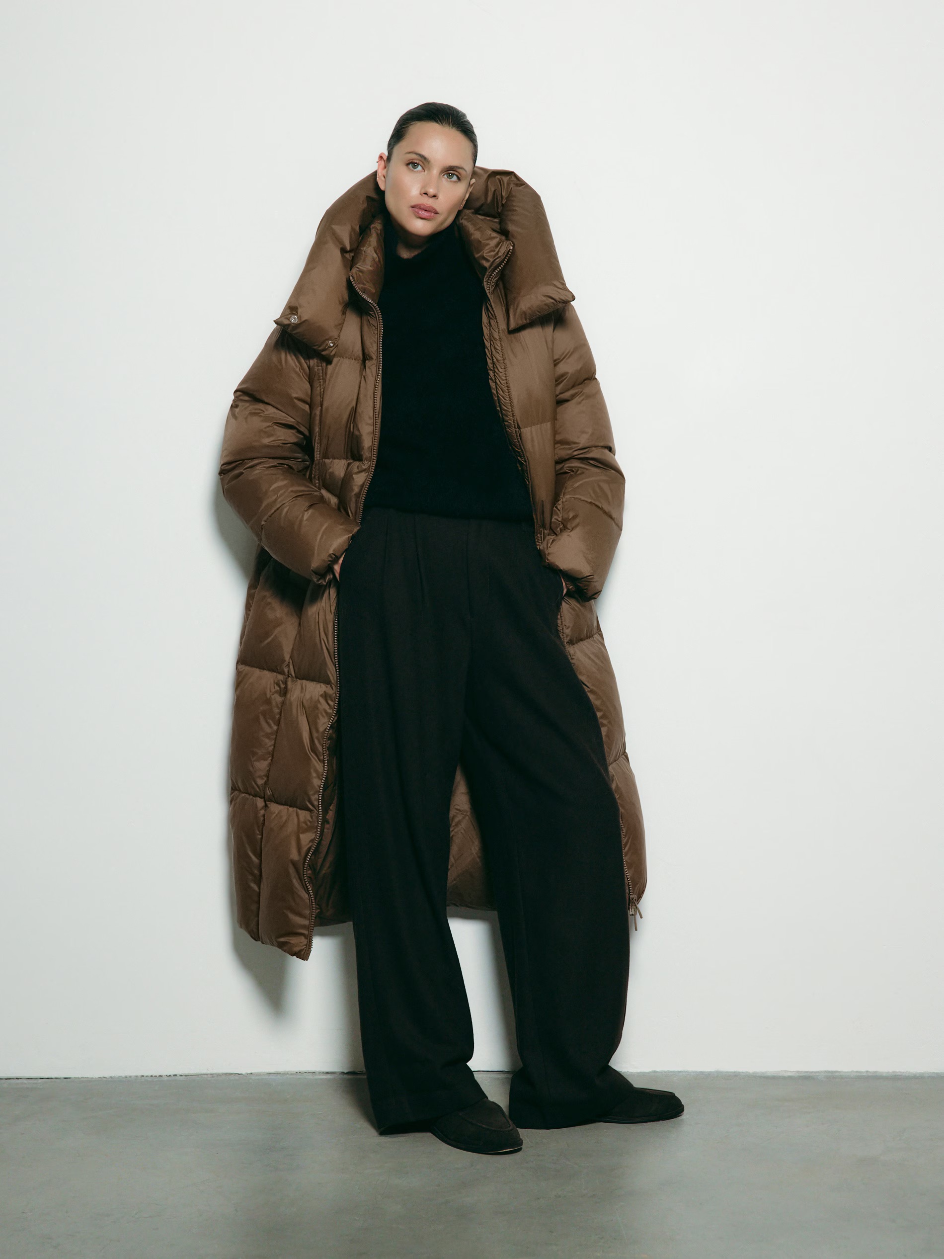 Pufikabátot viselő modell