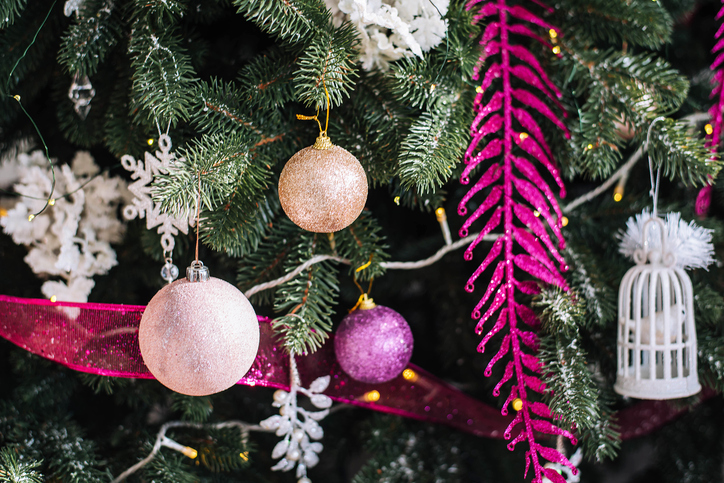 Rózsaszín karácsonyfadíszek