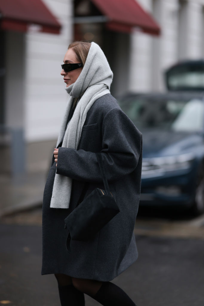 Téli öltözéket viselő nő az utcán