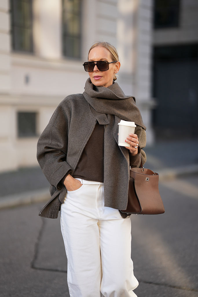 Téli öltözéket viselő nő az utcán