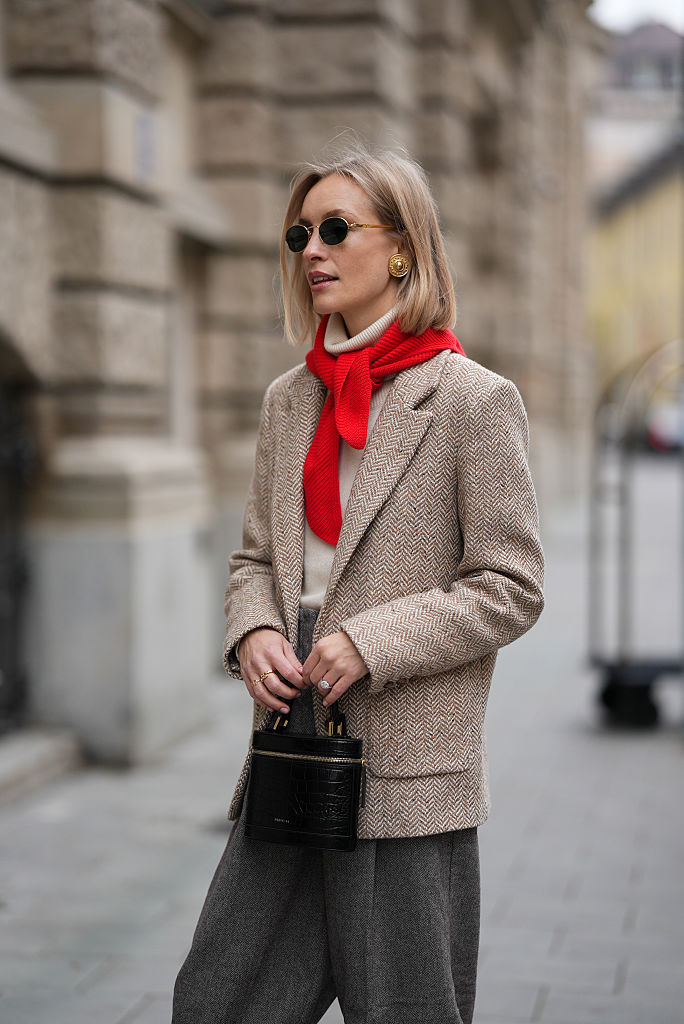 Téli öltözéket viselő nő az utcán