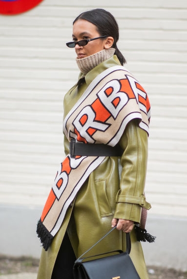 Téli öltözéket viselő nő az utcán