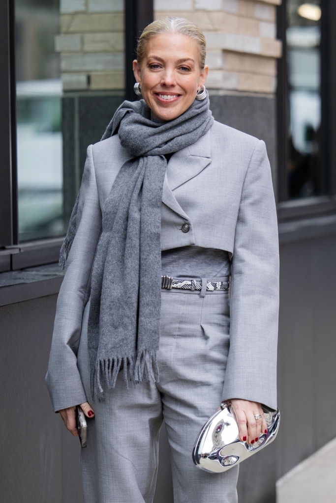 Téli öltözéket viselő nő az utcán