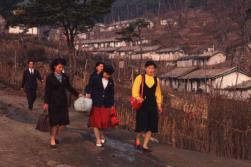Lányok sétálnak munkába a 90-es években, a fővárostól 50 km-re - fotó: Getty Images