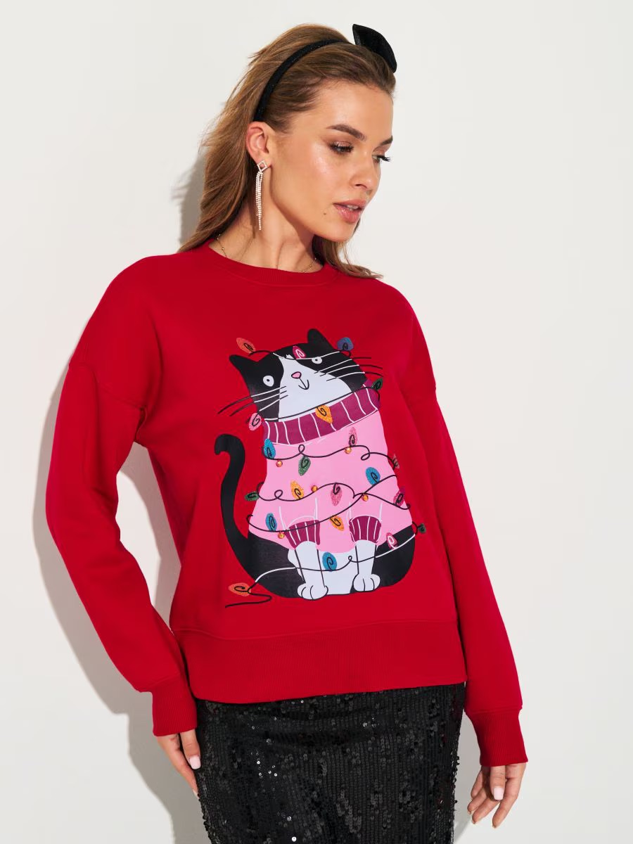 Karácsonyi pulóvert viselő modell