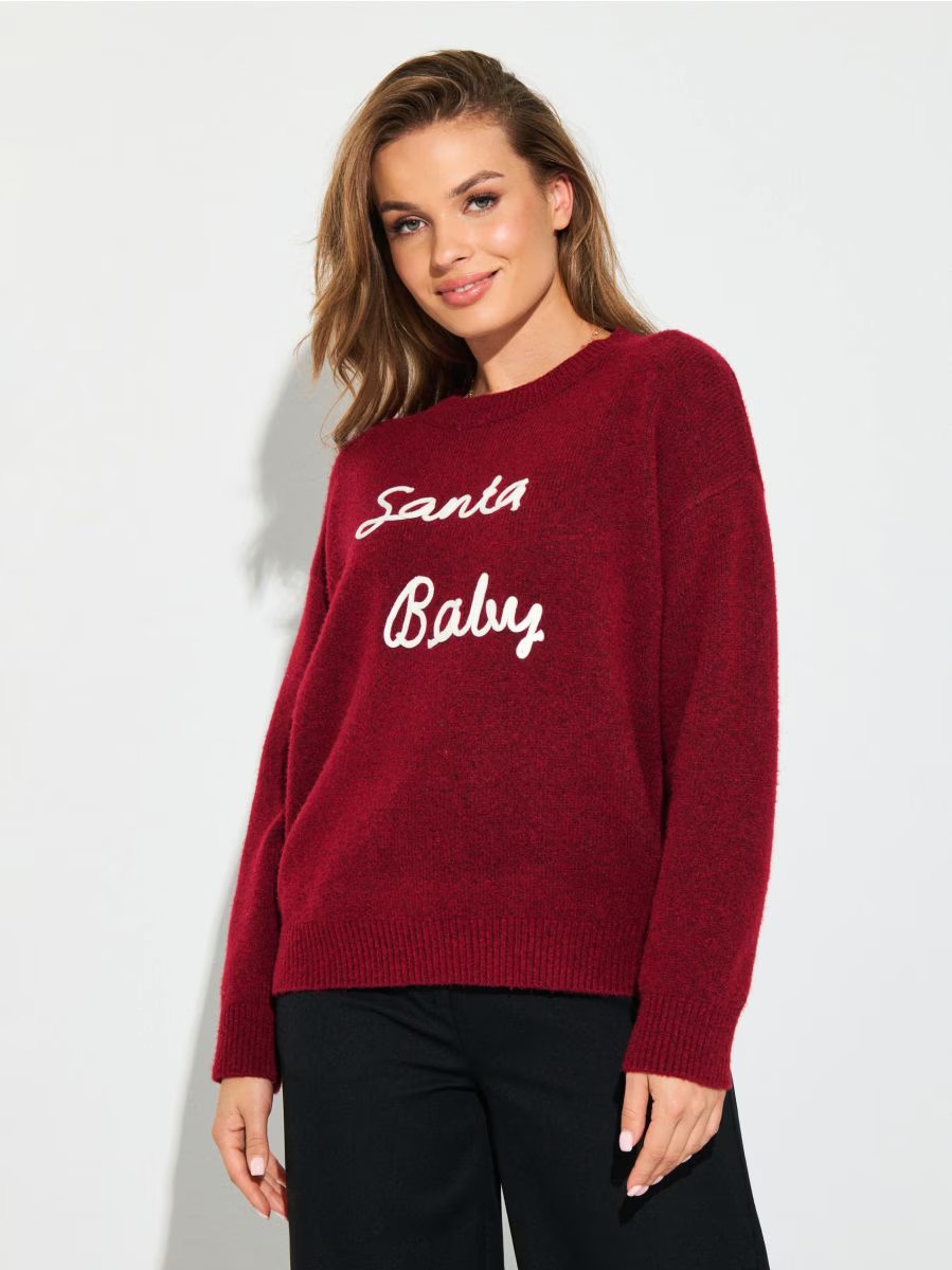 Karácsonyi pulóvert viselő modell