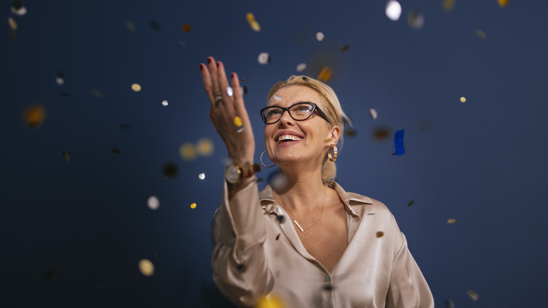 Mosolygó nő szilveszteri konfettiben