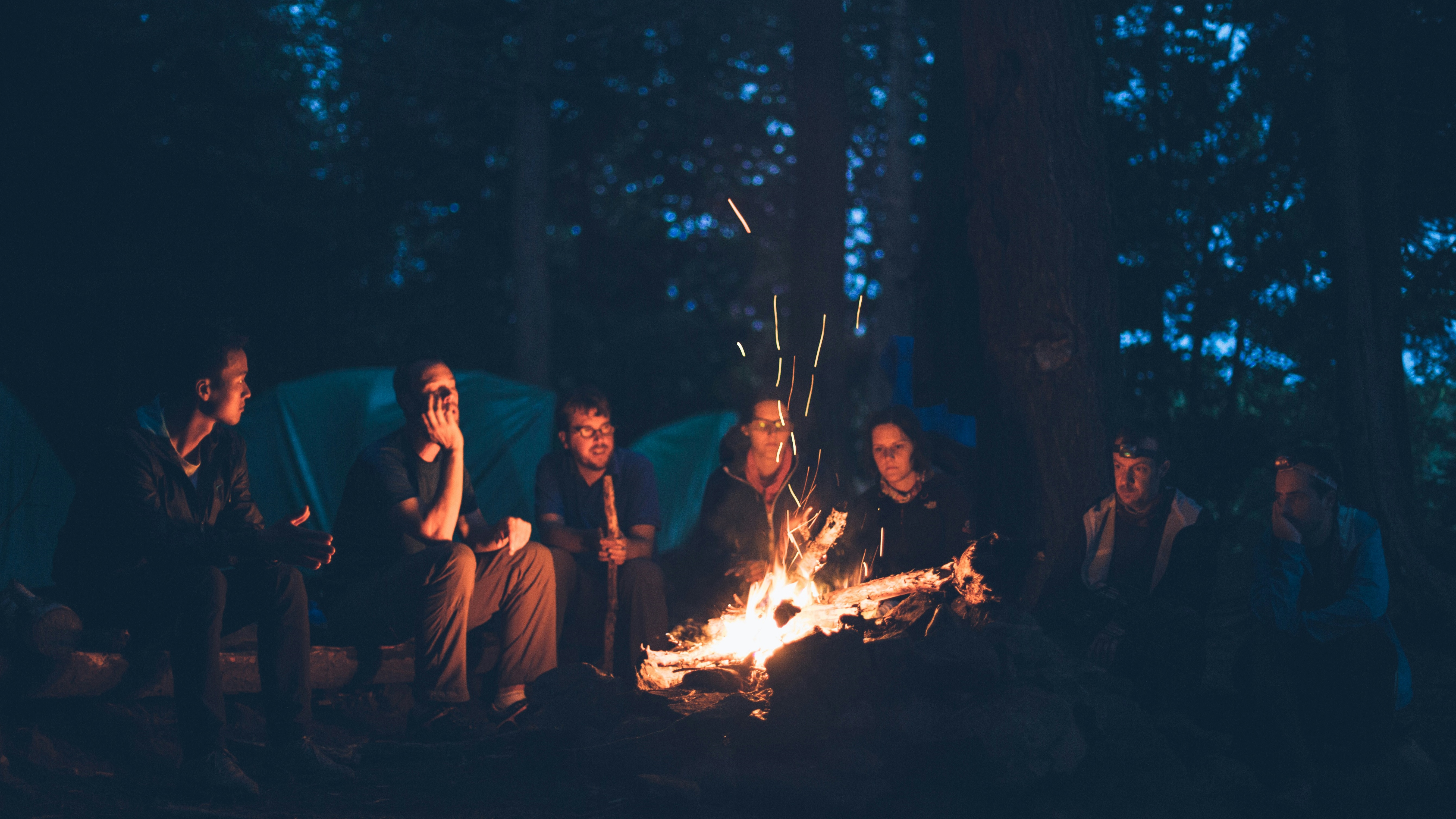 Tábortüzet körbeülő fiatalok