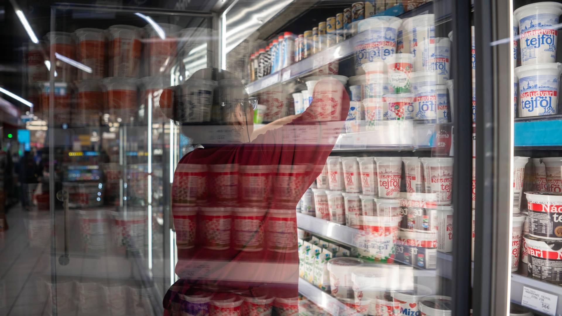 Visszakozik a kormány: kivettek egy terméket az árrésstop hatálya alól