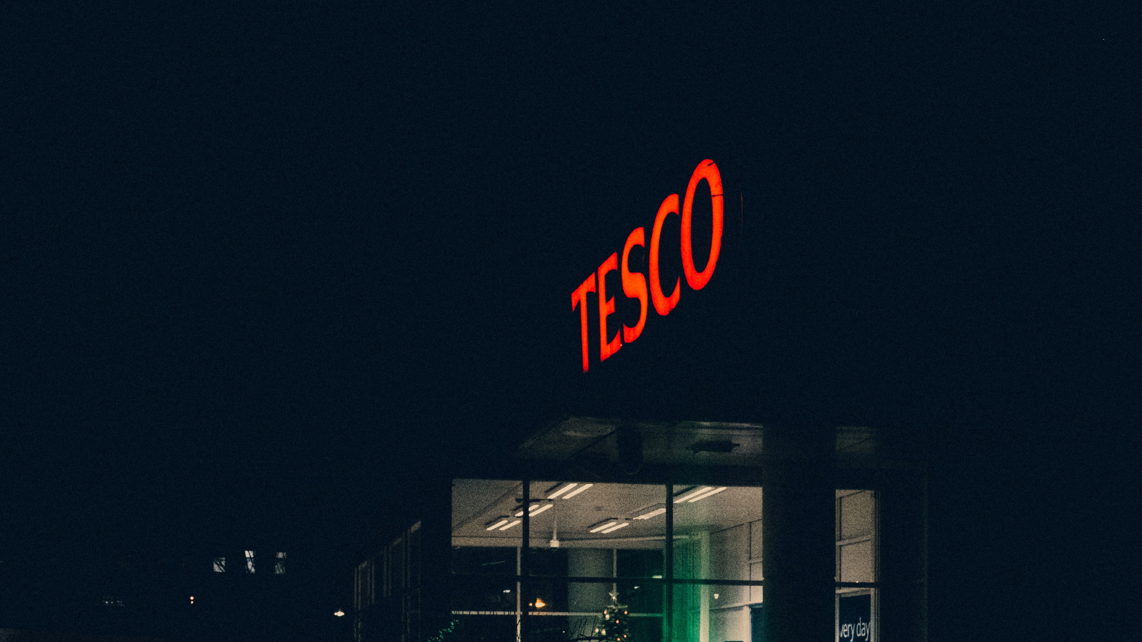 Már mind a 198 Tesco áruházban elérhető életmentő automata defibrillátor