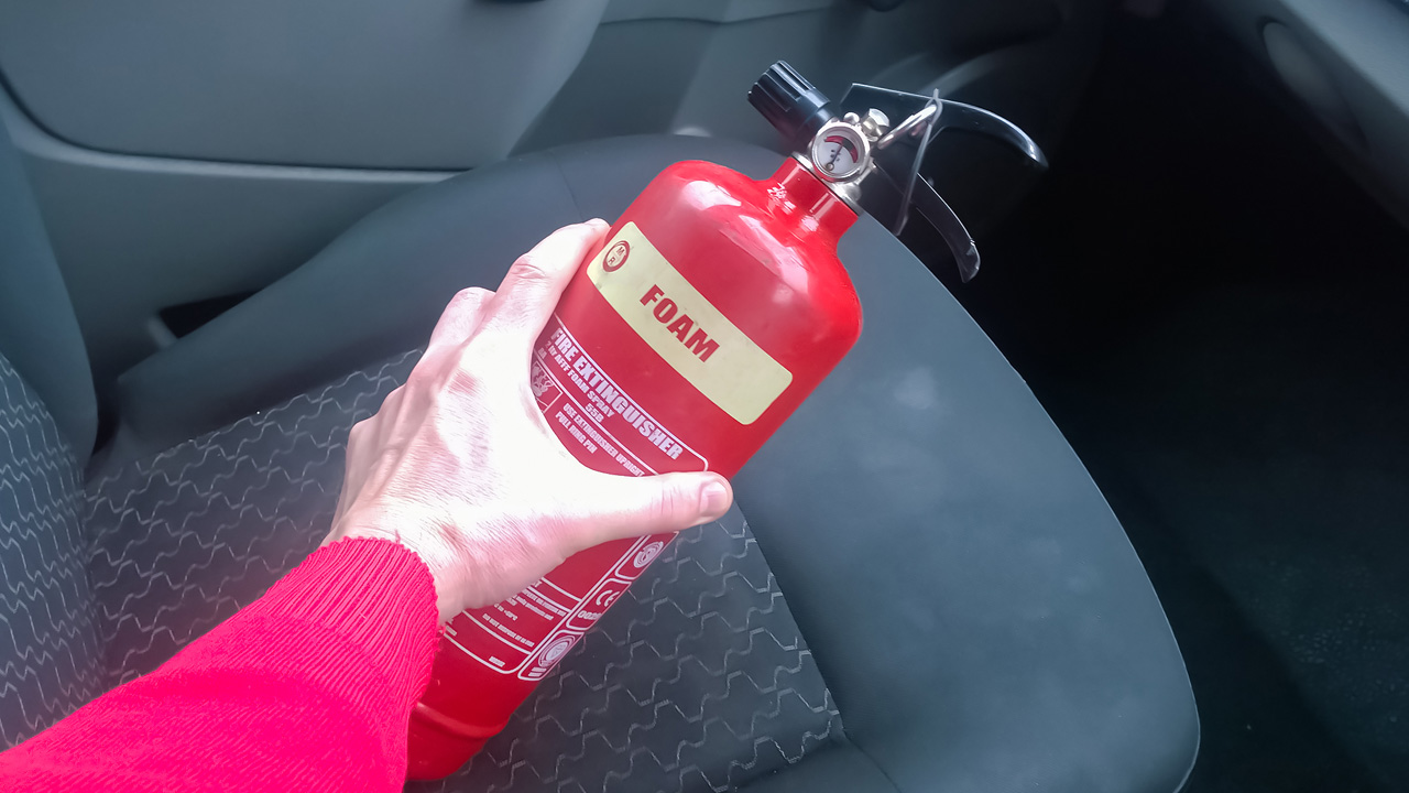 Tömegével gyulladnak ki ezek az itthon is kapható hibridek, komoly hibát fedezett fel a gyártó