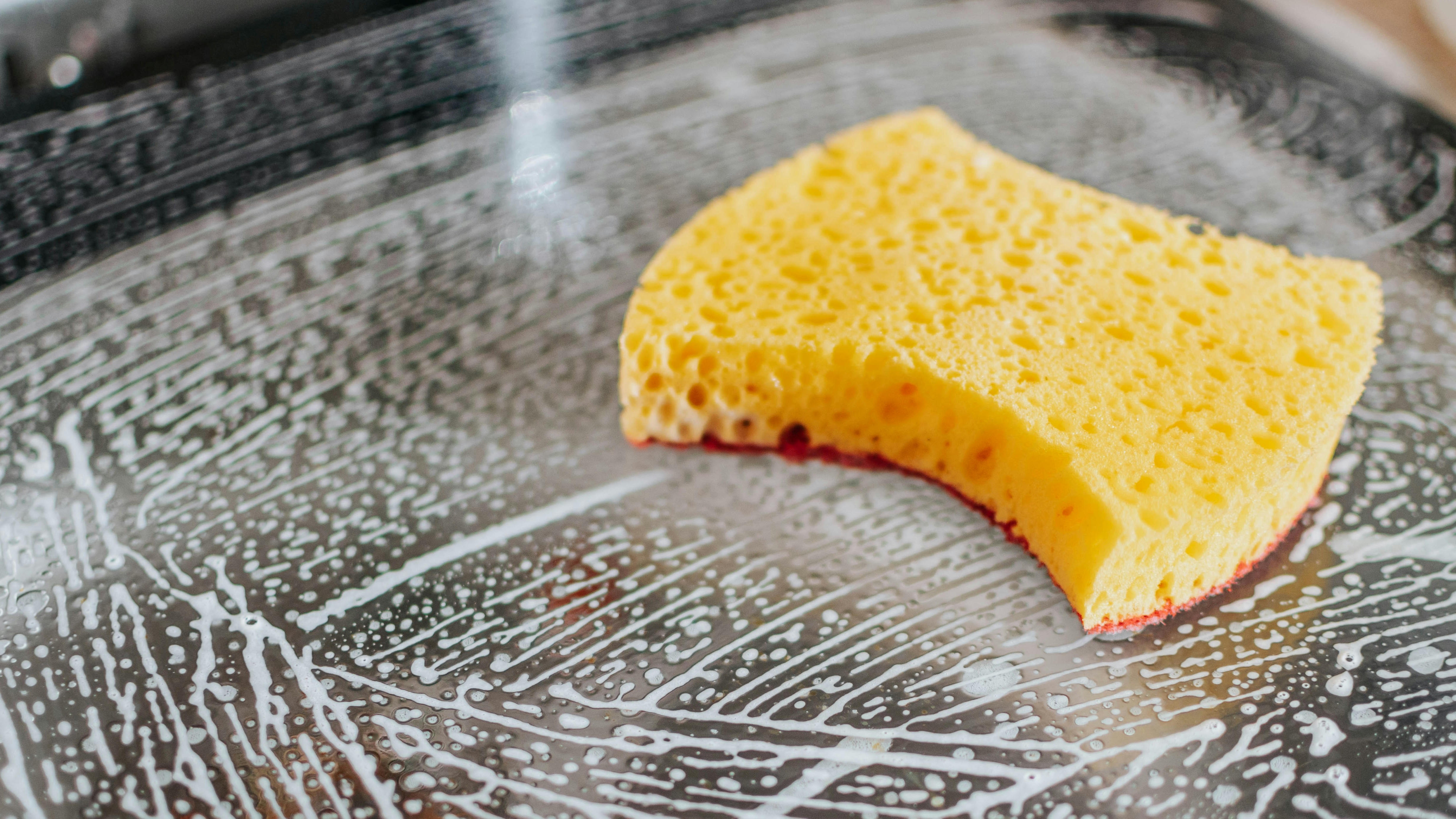 Egyetlen csepp ebből a vízbe, és az üveg úgy ragyog, mintha profi takarító csinálta volna – nem ablaktisztító és nem is ecet