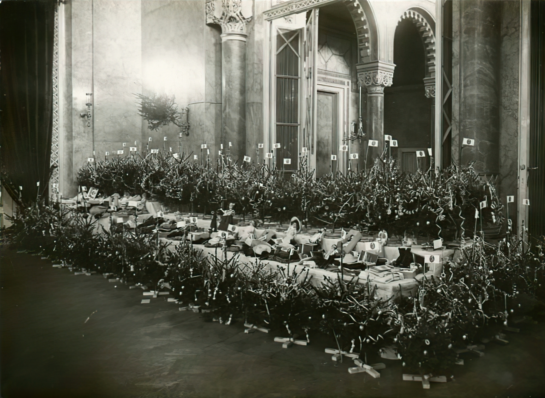 Feldíszített karácsonyfák és ajándékok a hadbavonult katonák gyermekeinek az 1914. december 17-i Ezer karácsonyfa nevű ünnepség idején. (Fotó: Fortepan / Országos Széchényi Könyvtár / Müllner János)