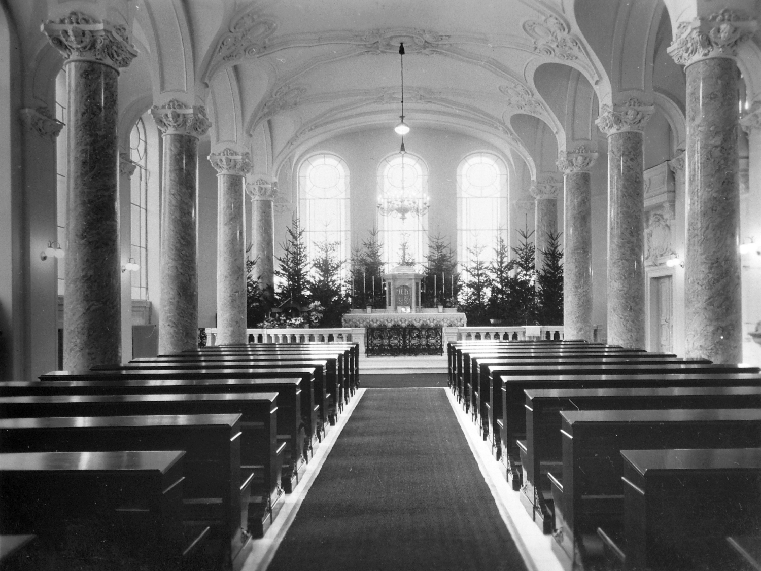 A Szent Margit Gimnázium  kápolnája 1935 karácsonyán. (Fotó: Fortepan / Hegedűs Judit)