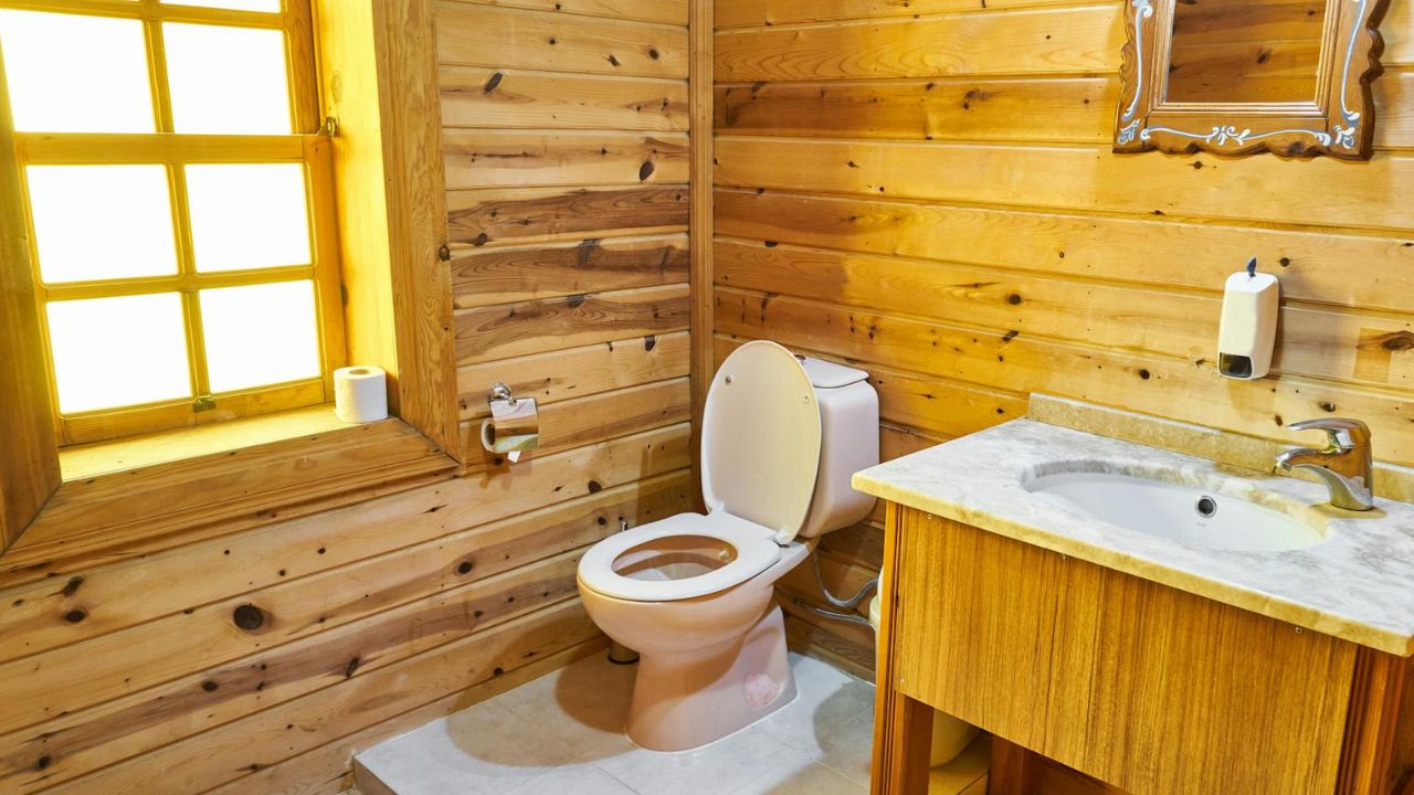 wc tető lehajtása, fotó: Pexels