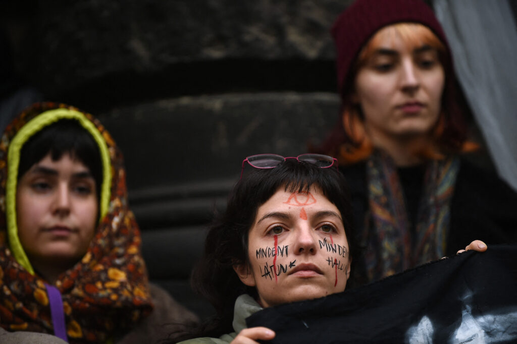 Diákok demonstrációja egy véres lepedővel a Képzőművészeti Egyetemnél