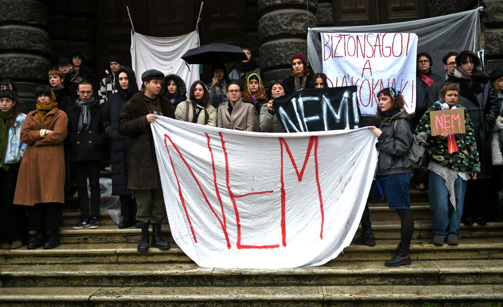 Diákok demonstrációja egy véres lepedővel a Képzőművészeti Egyetemnél