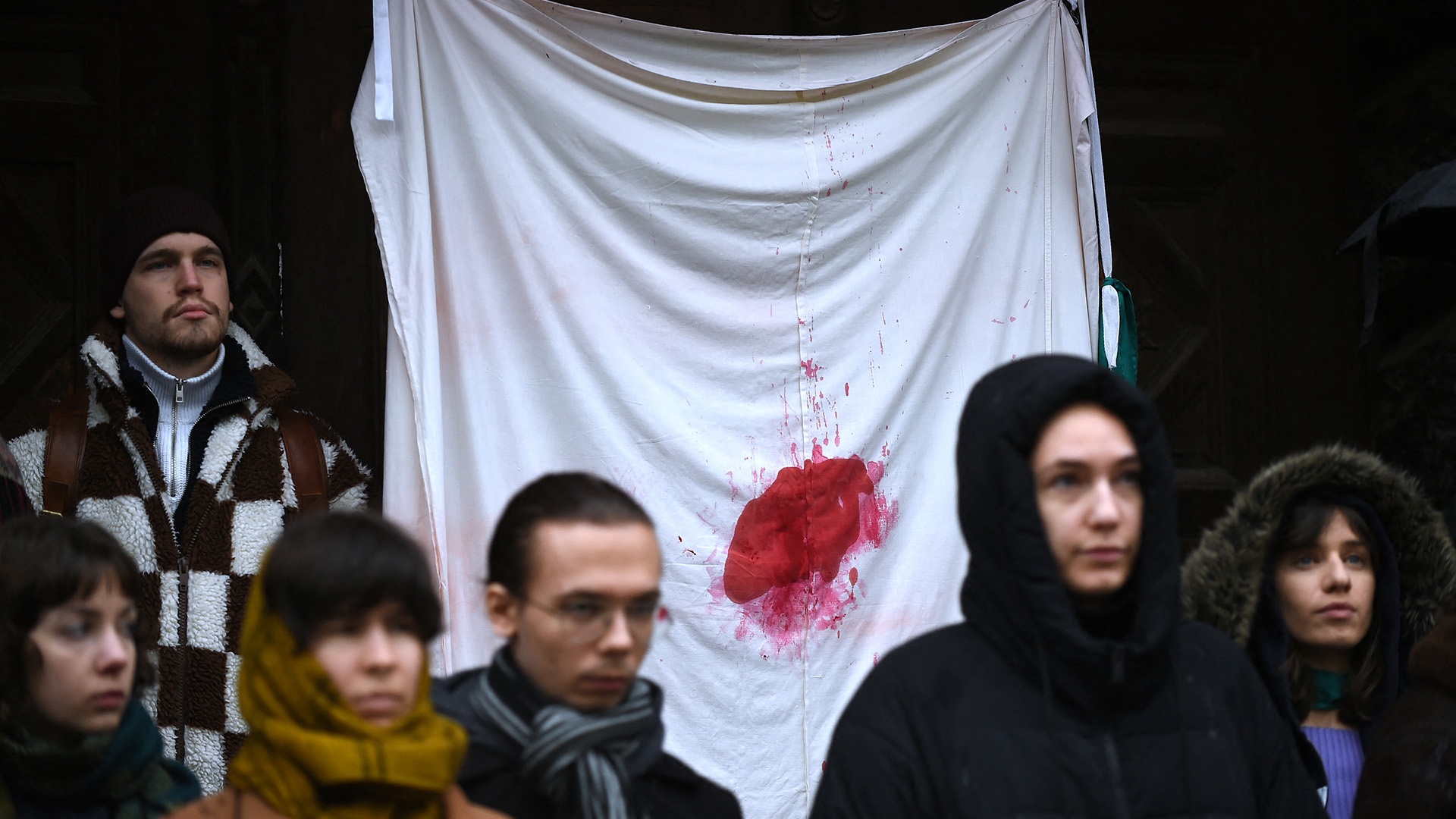 Diákok demonstrációja egy véres lepedővel a Képzőművészeti Egyetemnél